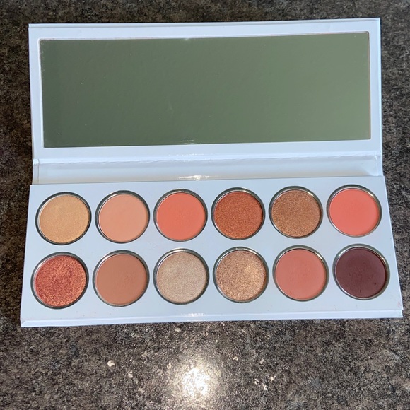 Kylie eyeshadow palette - Picture 1 of 3
